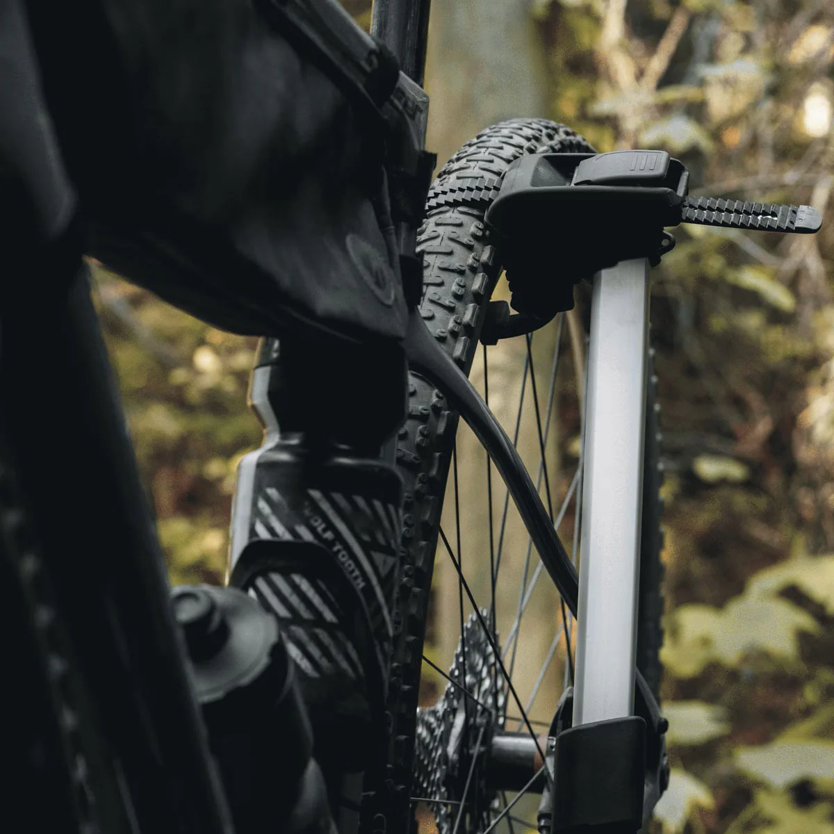 Thule Epos 2-Bike Hitch Rack With Lights - Image 7