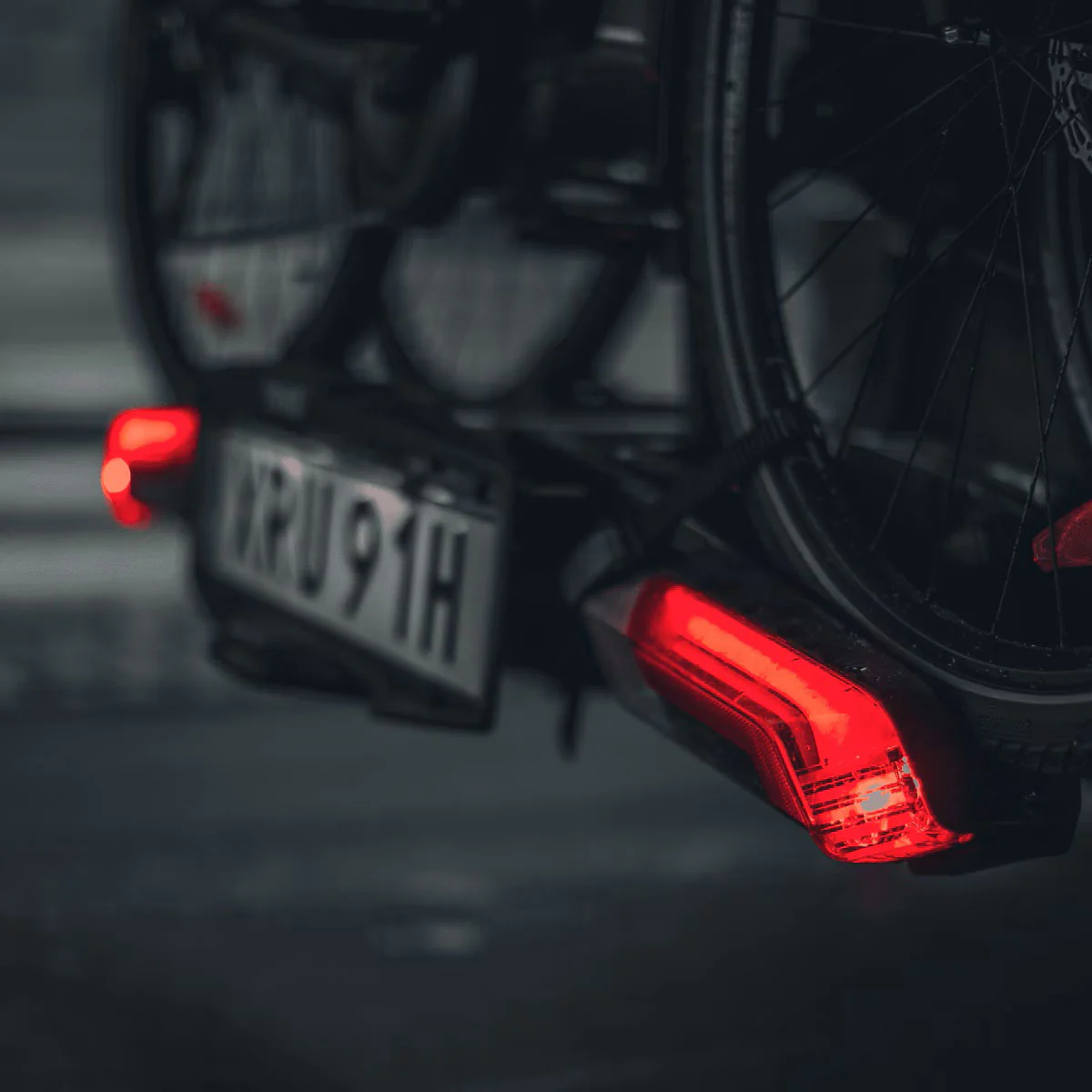 Thule Epos 2-Bike Hitch Rack With Lights - Image 9
