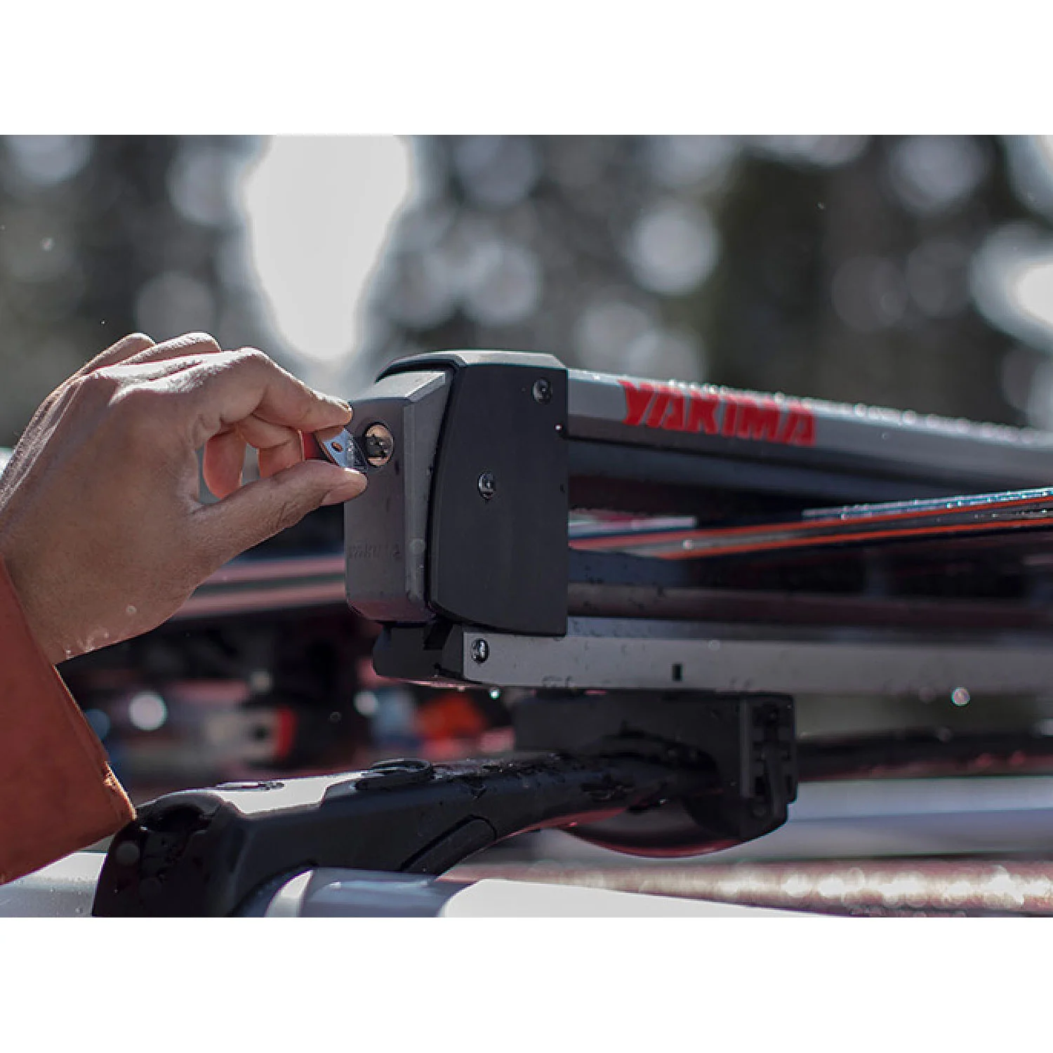 Reboxed Yakima FreshTrack 6 Ski and Snowboard Carrier - Image 11